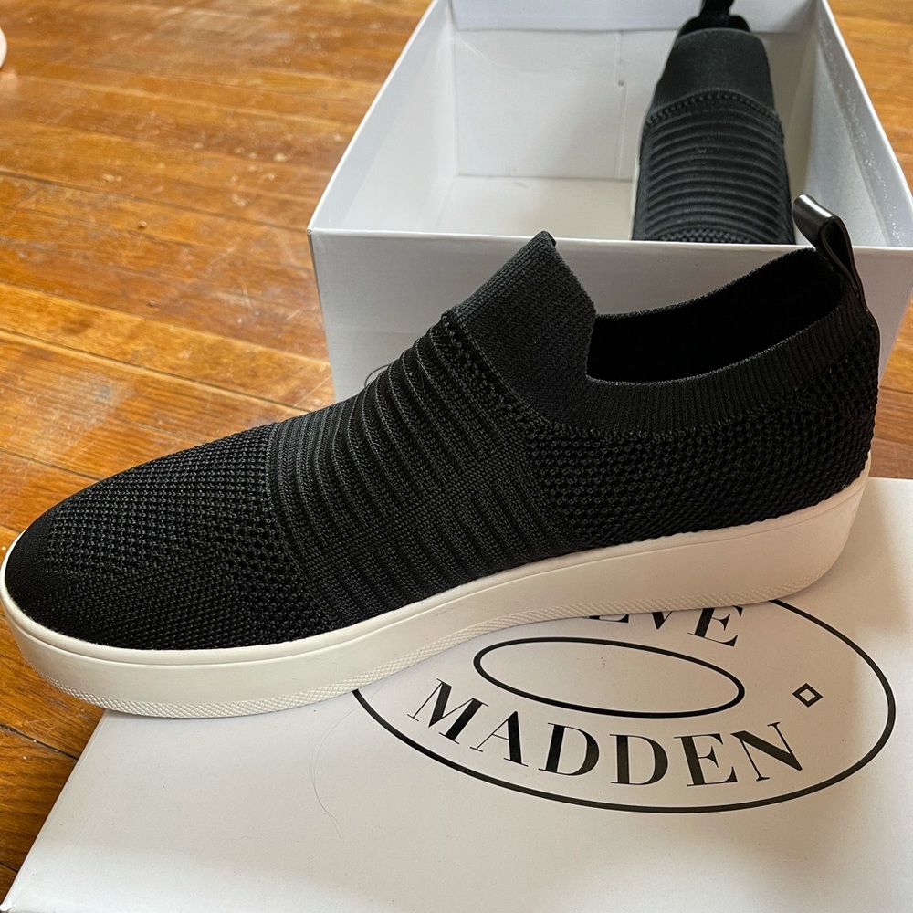 NEVER WORN Steve Madden Sneakers